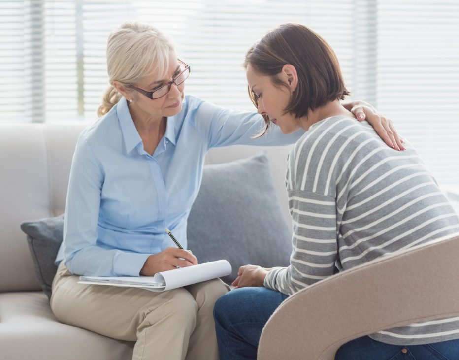 Therapist comforting woman 771689